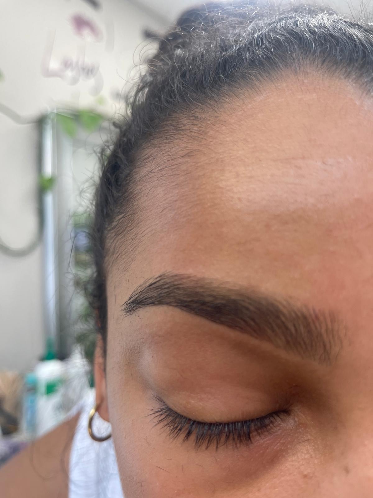 Clean brow arch with lifted lashes after a lash and brow appointment