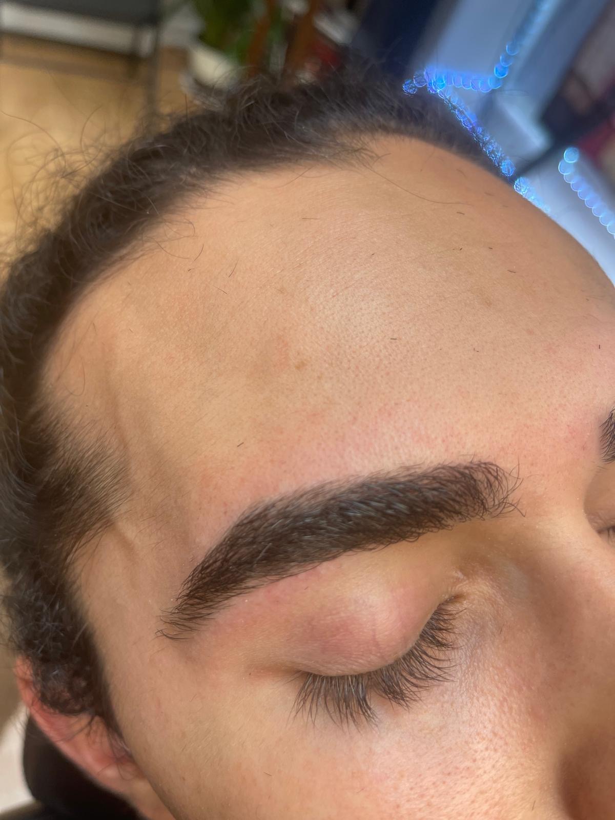 Richly defined eyebrow after tinting with lashes below